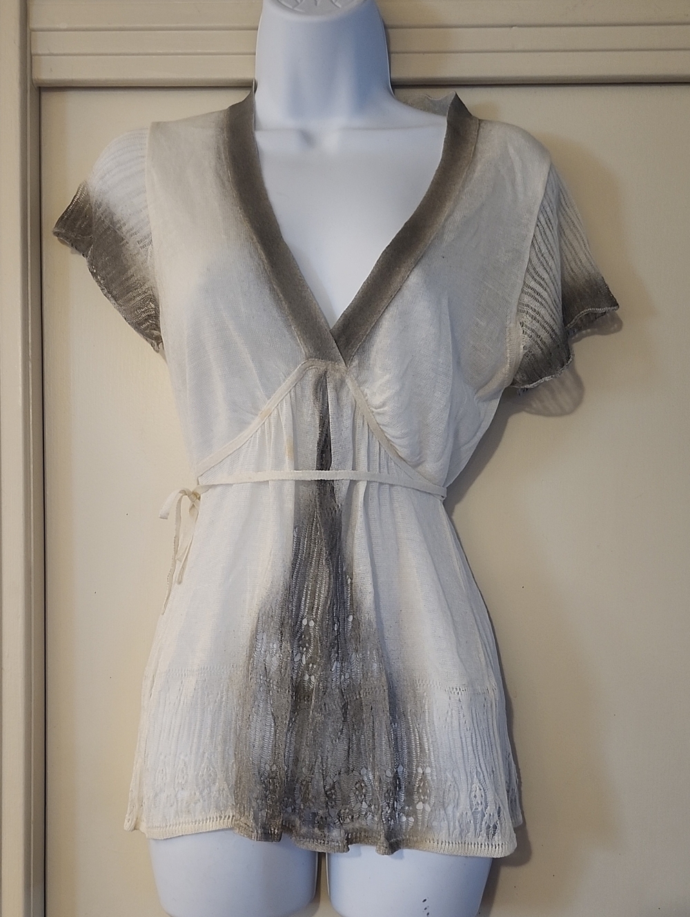 Sita Murt Cream and Gray V-Neck Tie-Waist Tunic Top